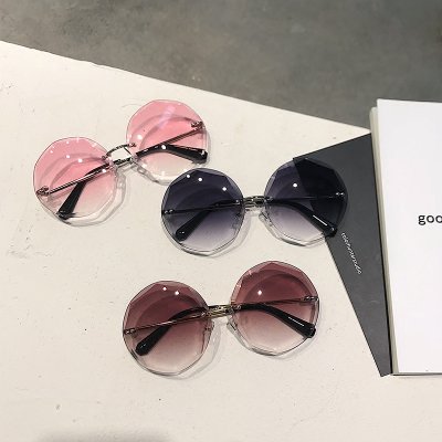 【网红墨镜女街拍 菱形气质简约透明无边框设