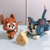微型拼装小颗粒拼图钻石益智积木玩具兼容乐高猫和老鼠摆件高难度(红色 默认版本)