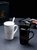 简约陶瓷马克杯大容量咖啡杯子家用带盖勺水杯创意轻奢办公室杯子(黑色猫咪D款（杯子+勺子+盖）)第2张高清大图