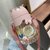 水杯女生高颜值吸管杯网红小巧便携耐高温塑料杯夏季儿童可爱杯子(粉色750ml+喝水提示+背带+3D贴纸 （款式随机）)第3张高清大图